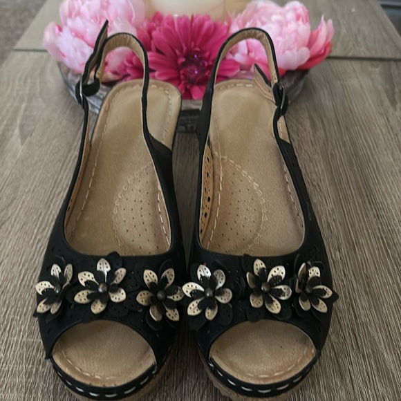 Alexis Leroy Wedge Heel Cut-Out Peep Toe Slingback Women's Sandals. Size 8.5 - Picture 1 of 6